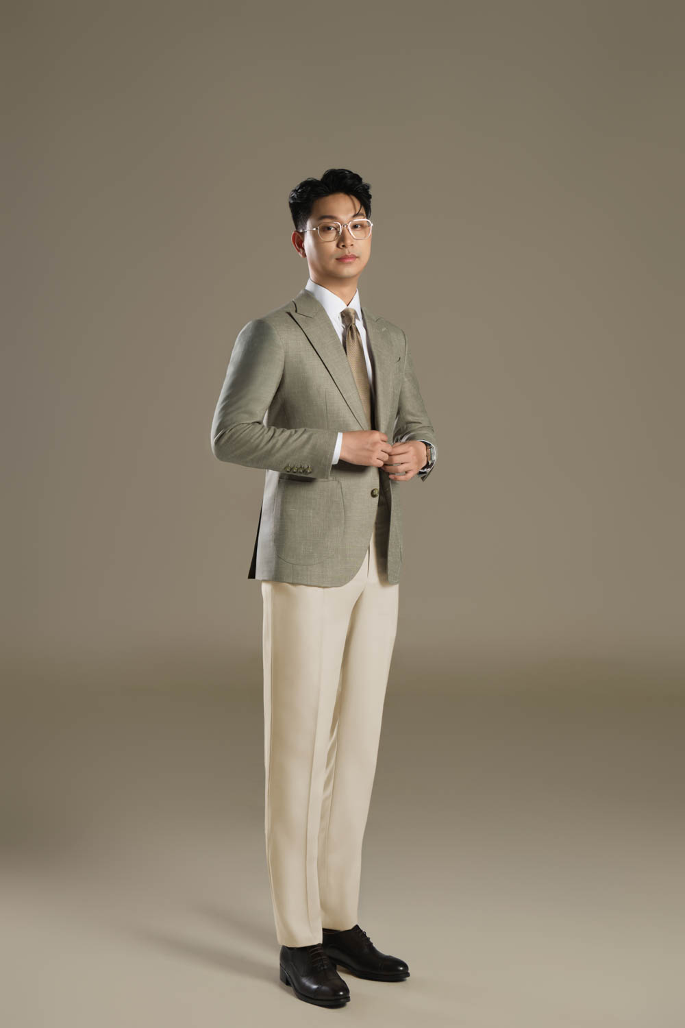 Look5 Light olive suit